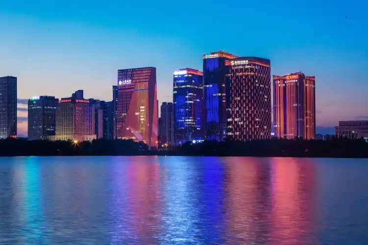 江苏省淮安市水渡口商务区金融中心夜景