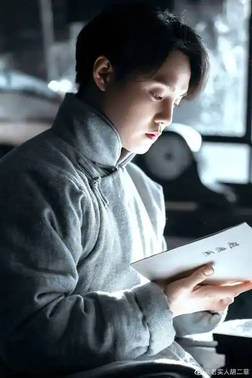 尹正就好喜欢军大衣##尹正晒了一款他很喜欢的大衣