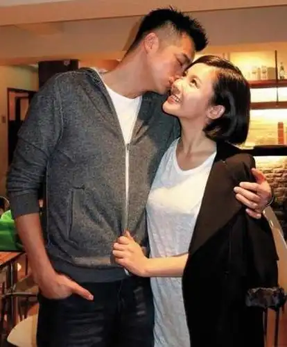 杨子姗深夜晒结婚证 老公吴中天婚礼明年办包贝尔送祝福