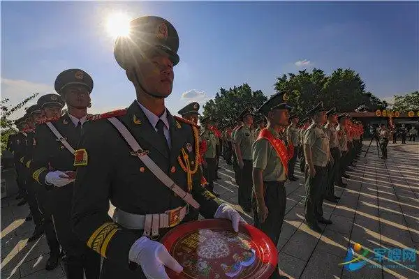 2021年8月31日武警百色支队礼兵在退役仪式现场送武警部队旗.张轩 摄