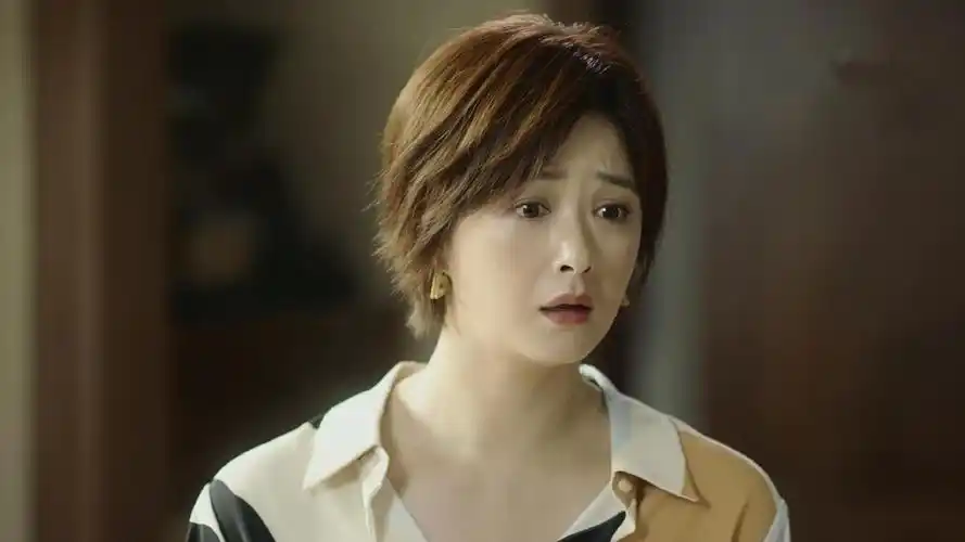 对于"小升初"这个阶段,剧里有两位教育方式截然不同的妈妈