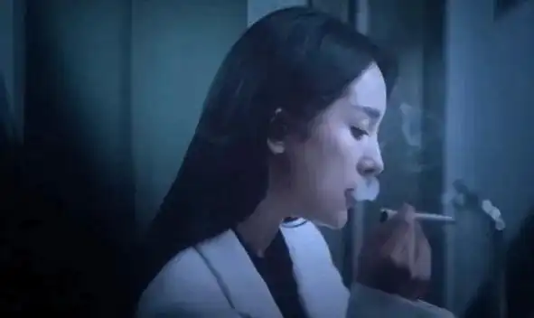 杨幂的"抽烟照"被网友疯传!吐烟圈姿势太熟练,确定不是老烟枪?