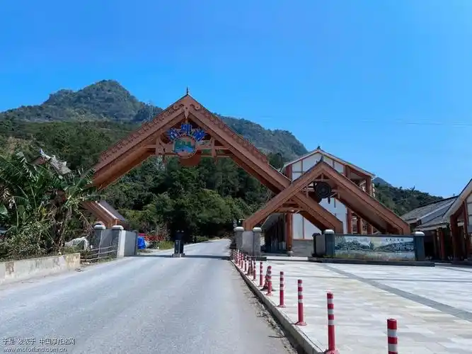 景区大门就设在国道边上,受疫情影响,并未营业.