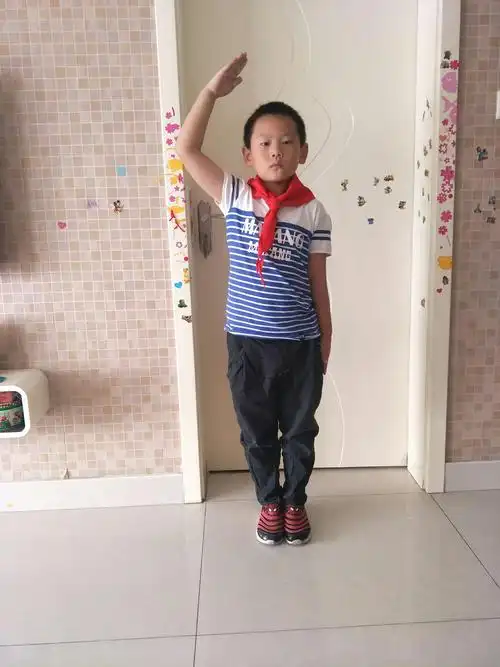 系好红领巾,立正,保持三挺一瞪姿势.