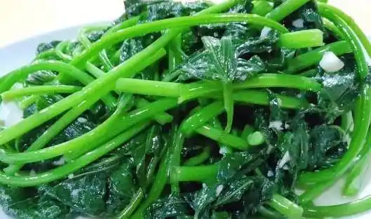 原创炒红薯叶直接下锅炒肯定一炒就黑加上它脆嫩入味不发黑