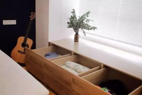 给飘窗装上了抽屉小户型要利用每一个角落做好收纳