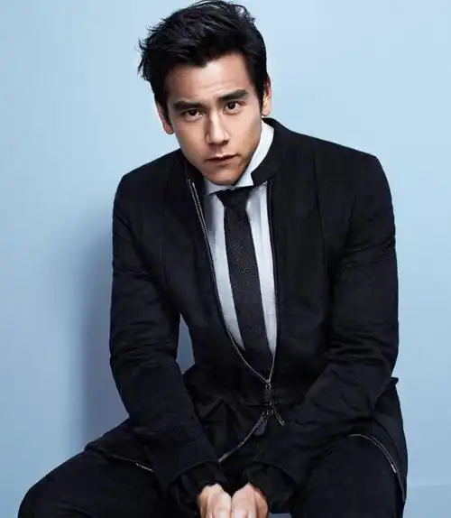 破风而行 彭于晏颜值爆表帅气登封(图)