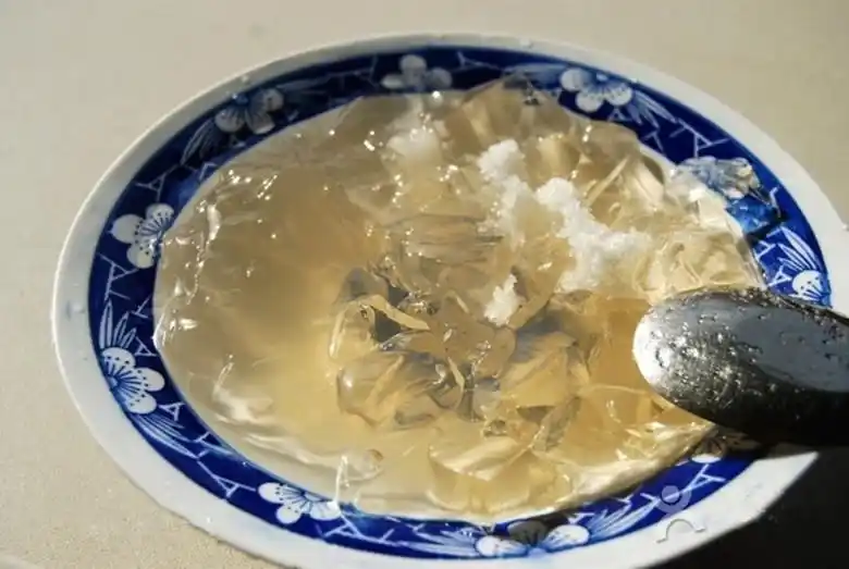 石花膏为纯手工制作,先以大锅熬制洗净的石花草,后