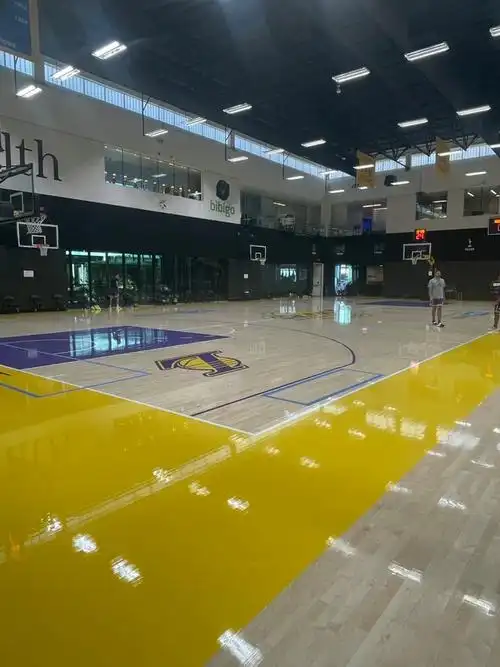 一些蓝色的方形出现在球场上,这是布登霍尔泽经常会用到的布置,曾担任