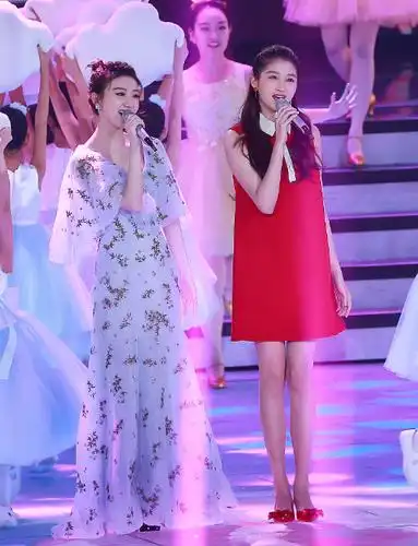 两只小仙女!景甜,关晓彤同台献唱