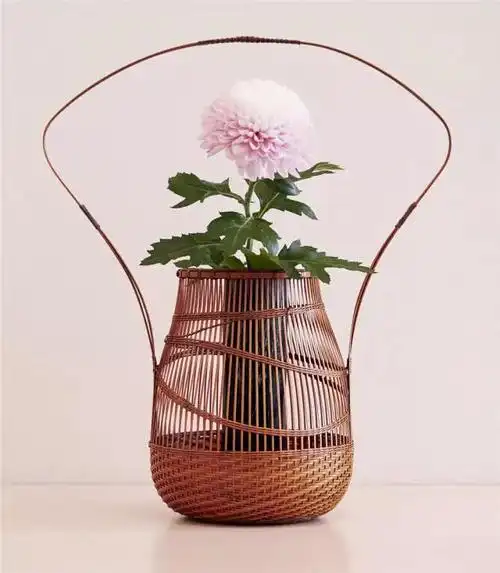 应该是将传统工艺和现代时尚设计相结合,从而制作出新颖精致的各类