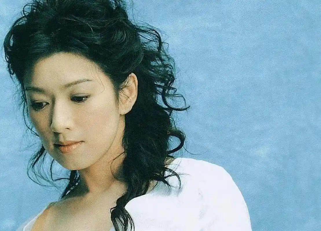 1988年赵咏华加盟全美唱片,出版第一张专辑《多说一些话》,正式进入