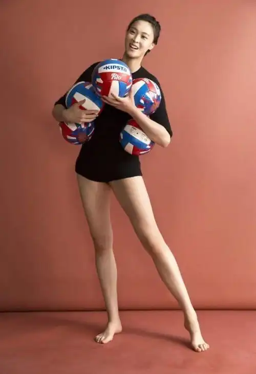 惠若琪穿牛仔短裤给女排姑娘热身! 满屏都是大长腿!