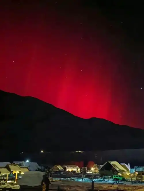 新疆出现壮丽景观罕见红色极光魅力无限展现出神奇而美丽景象新疆