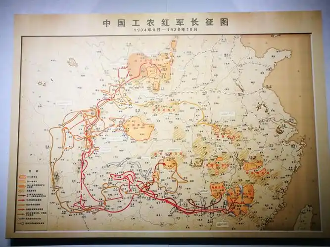 中,大家参观了"血战高台"大型花岗岩群雕,"红军西征"和"血战高台"展室