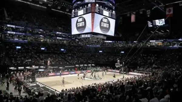 篮网主场是世界上第一座耗资超过10亿美元的球馆,可容纳近两万名观众.