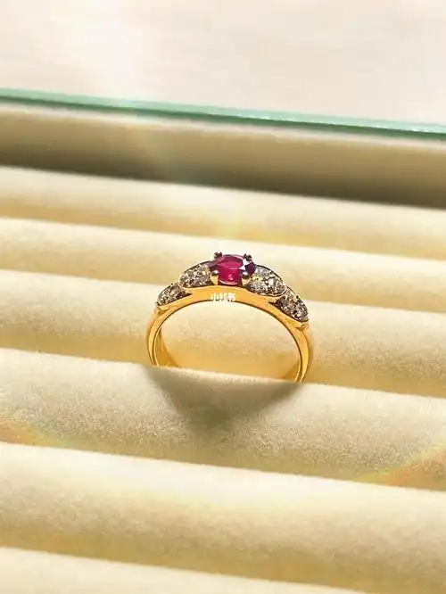 vca梵克雅宝的红宝石戒指