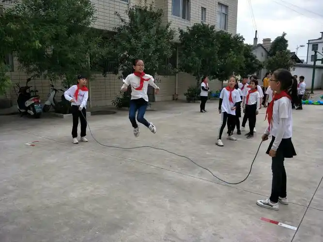 阳光体育大课间,让校园嗨起来——通海县下回小学体育大课间展示活动