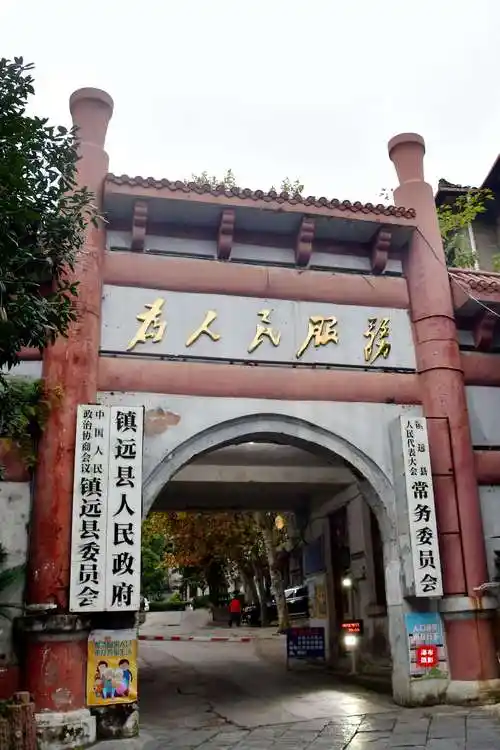 县政府大门真的没有晚上漂亮