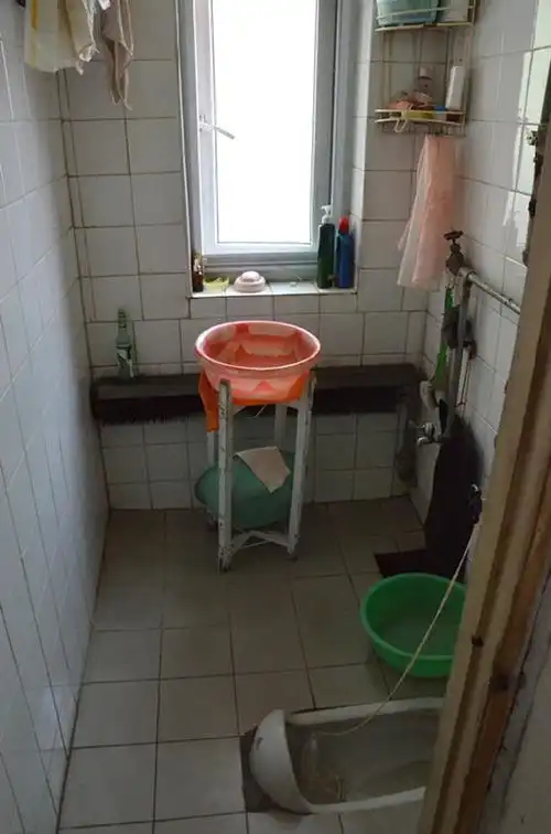 下面两张图的便池是属于老式厕所的便池吗?