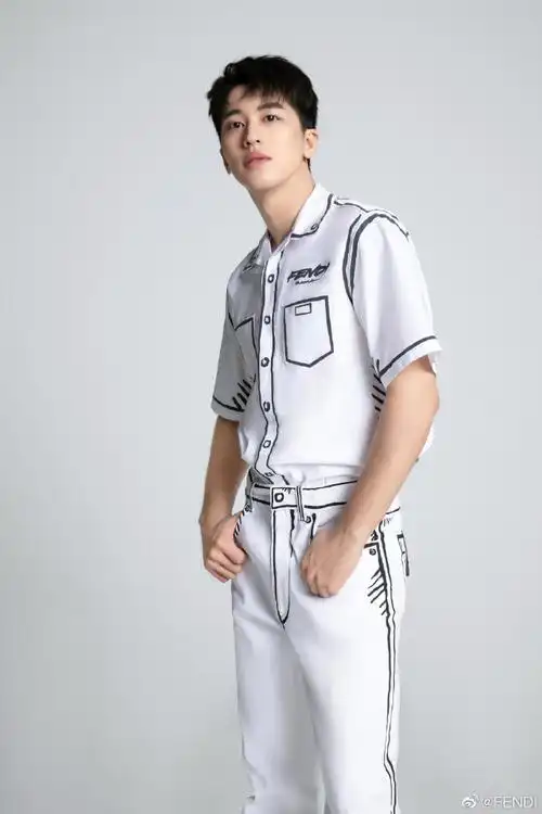 624许魏洲身着fendicaliforniasky加州天空系列二维线条