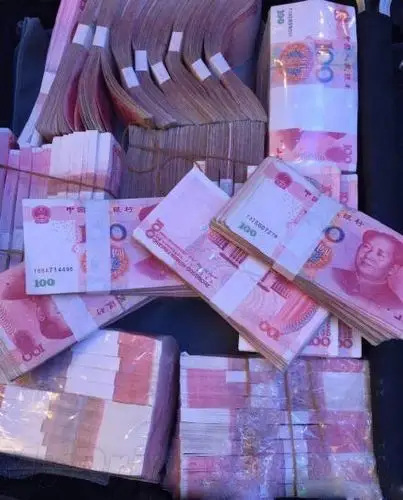 年会抓钞票一把可抓好几万元 网友:公司还招人吗