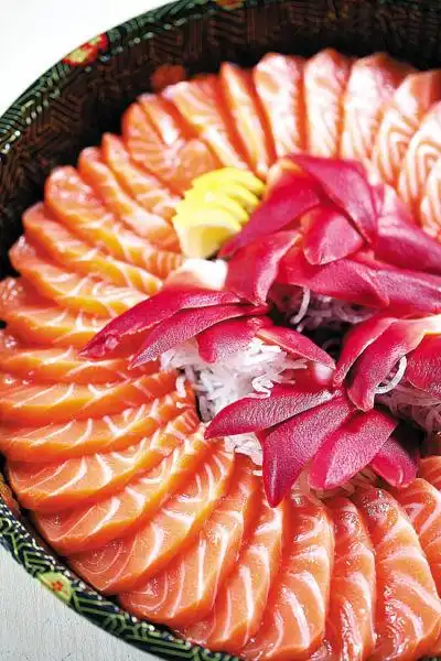 三文鱼拼北极贝刺身拼盘(三文鱼腩,北极贝,带子,虎虾,紫鸟贝,象拔蚌)"