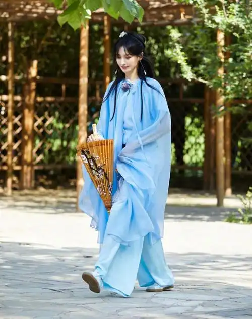 郑爽身穿水蓝色汉服演绎古装造型释出充满诗情画意又甜又仙