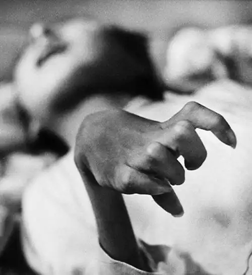 《水俣》)日本几乎所有的重要工业带都出现了类似情况,四日市哮喘病