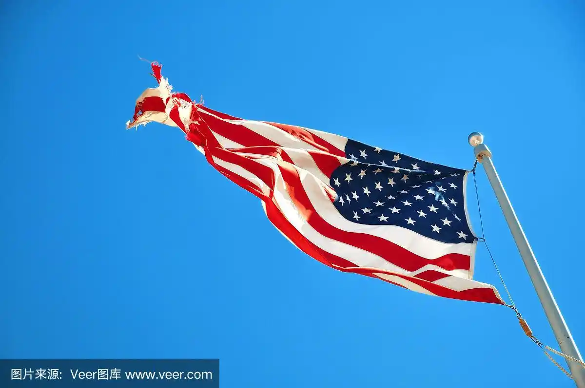 美国犹他州的美国国旗随风飘扬