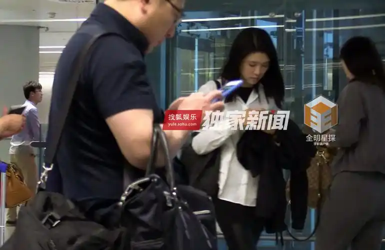 谢易桦现身机场.