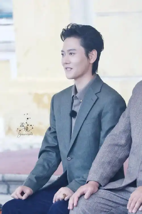 孟鹤堂烟灰色西装##孟鹤堂 德云斗笑社