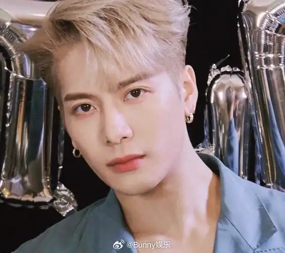 些人天生就当不了站姐#恶图别看,来看看我收藏的不一样的王嘉尔帅照吧