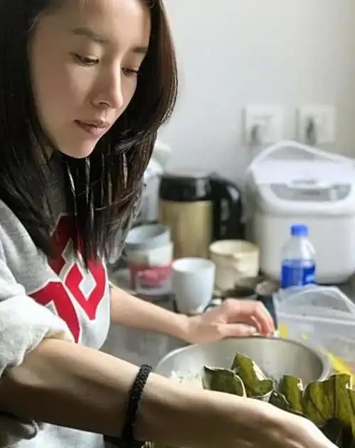 可能是为了方便做饭她的头发就随意扎起了一个小马尾光洁的额头和朴素