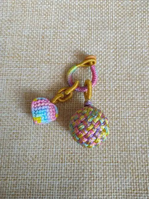 少女配色绳编小巧挂件糖果爱心有球必应