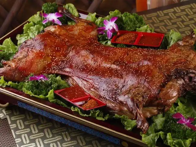 一想到烤全羊,吃货们两眼发光, 来这里坐怎能不吃正宗内蒙古 烤全羊