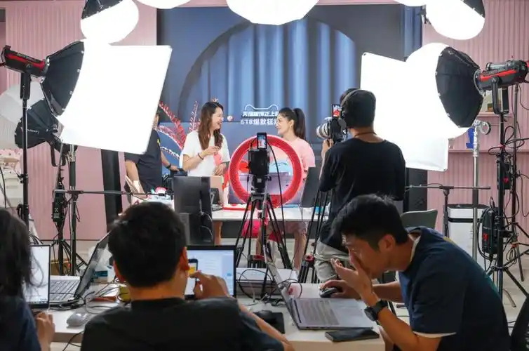 直播间幕后:胡可为您揭秘电影感级直播现场-影像中国网-中国摄影家协