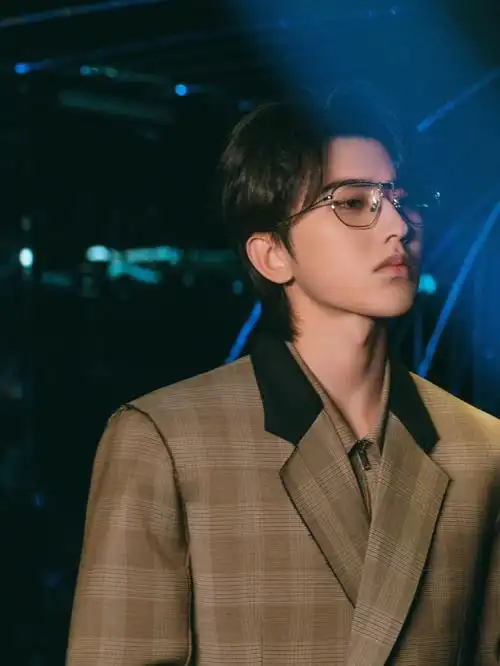 像个巨人一样的蔡徐坤