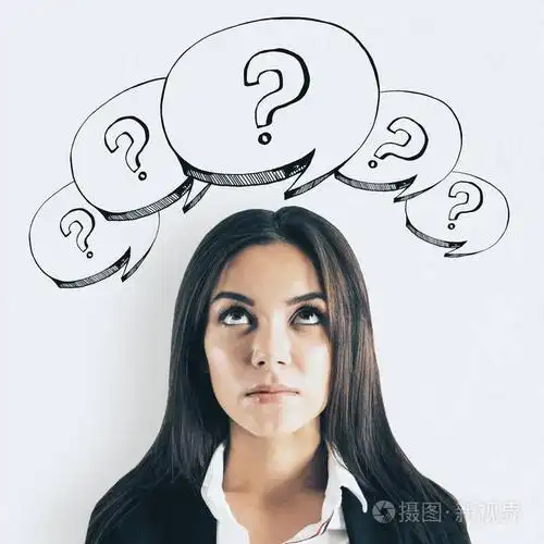 有吸引力的体贴年轻的女实业家的肖像绘制问号.困惑与挑战概念照片-正