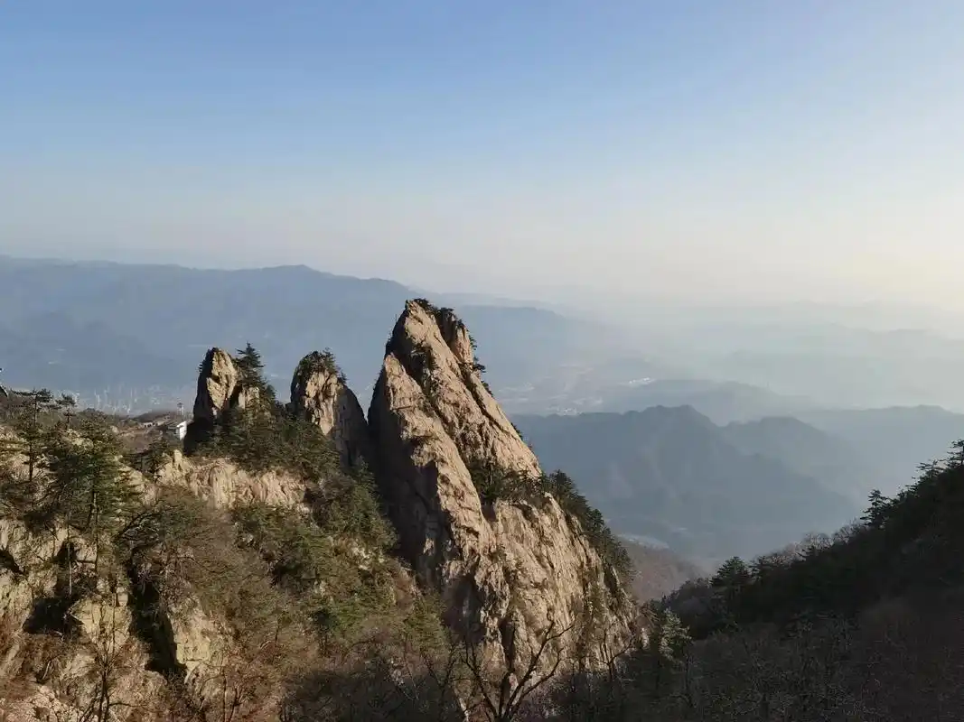 老君山位于河南省洛阳市栾川县 :著名景点: 老君山景观区6处 - 抖音