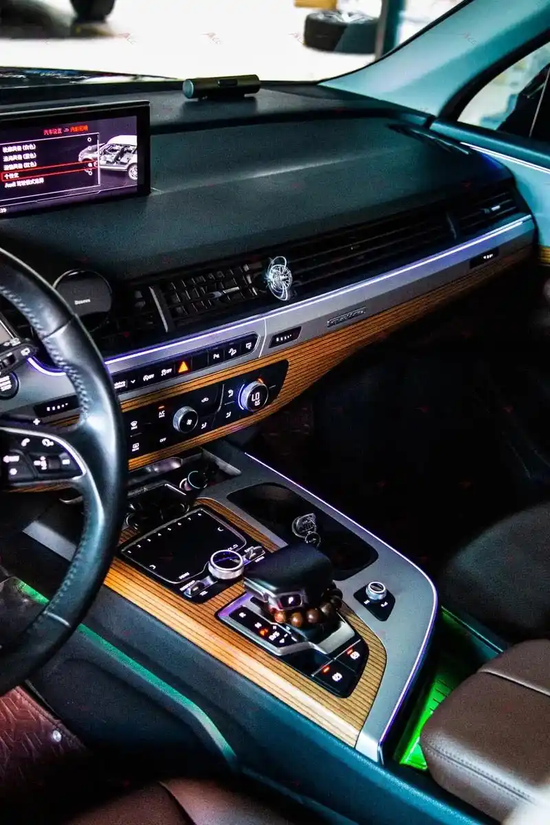 奥迪q7加装黄橡木内饰面板 32色氛围灯.奥迪q7加装 黄橡 - 抖音
