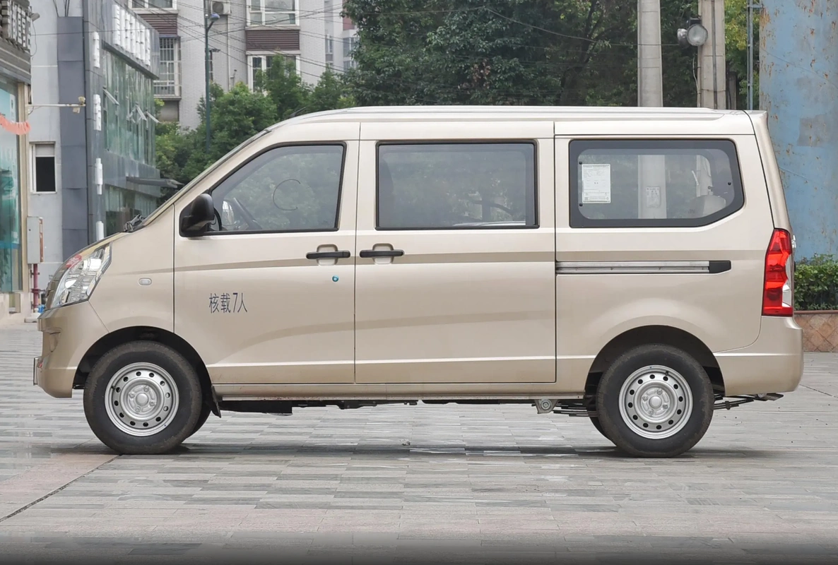 不但实用,养车成本还低,售价很亲民,带你看五菱荣光