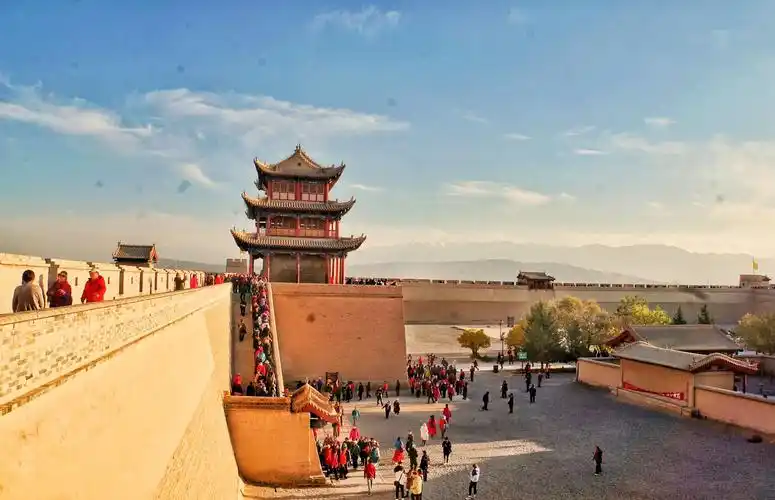 我们10月14日离开额济纳赴嘉峪关,正好赶上夕阳西下,这是关城最为漂亮