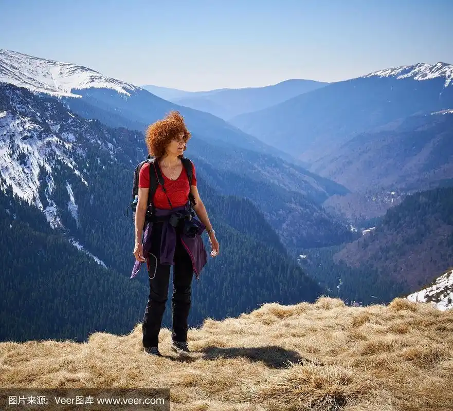 爬山的女人
