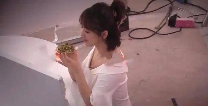 杨紫穿紧身裙,勒出一圈圈的赘肉,这体型跟蒋欣差不多了!