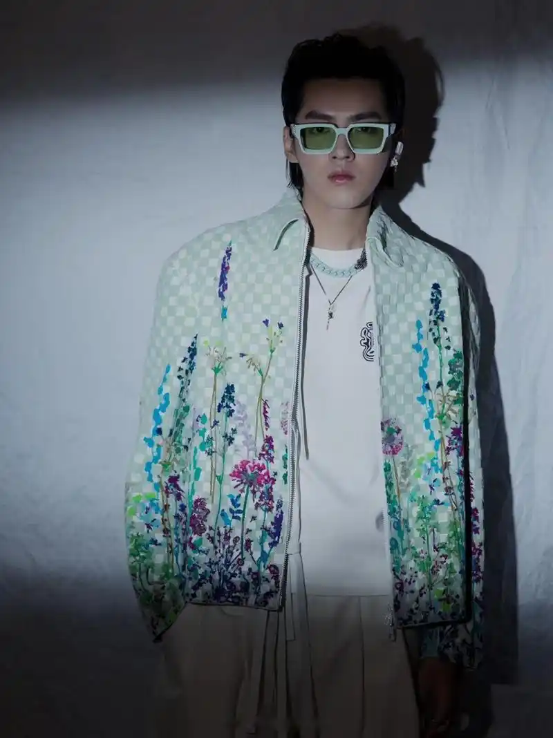 今日份吴亦凡lv代言人活动图来了,大背头 薄荷绿墨镜 花卉刺绣夹克