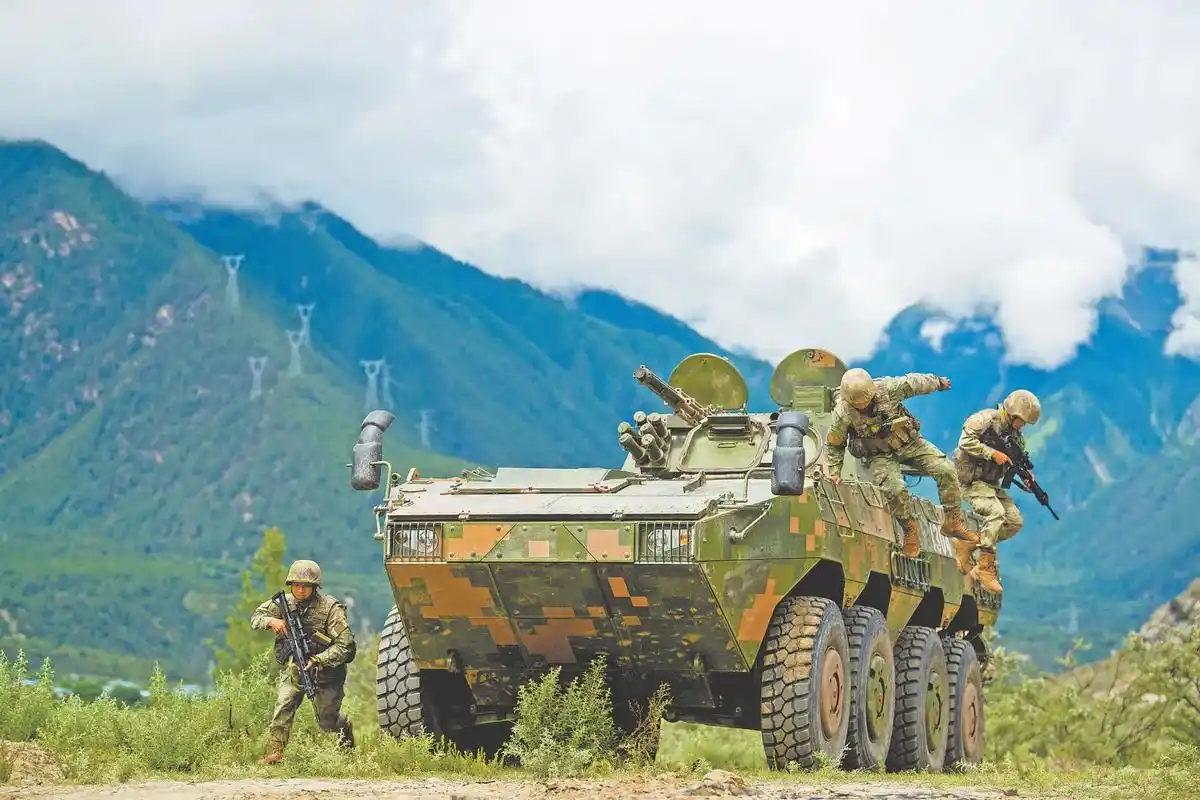 zbd-09式8x8轮式步兵战车 从大八轮上跳下的士兵