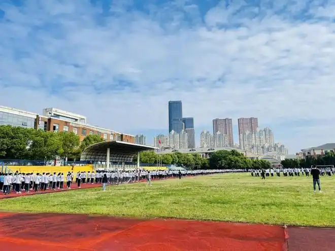 其中普通高中开设班级118个(王淦昌高中增加6个班),计划招收6415名,均