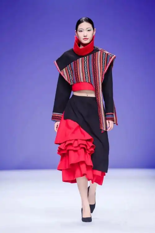 昆明学院民族服饰元素与时尚美学的传统传承与结合创新