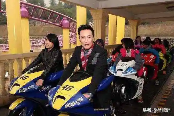 事实证明,57岁"无妻无子"的张信哲,已经踏上了另一条人生大道